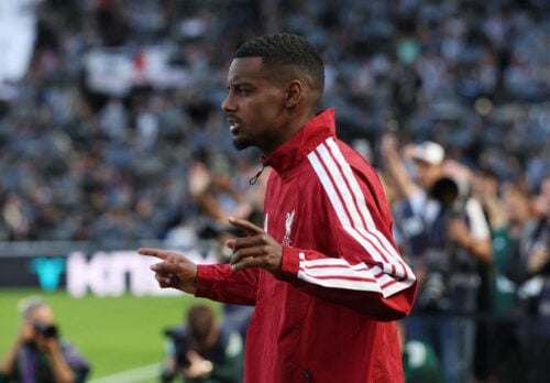 Alexander Isak fik en brutal velkomst.