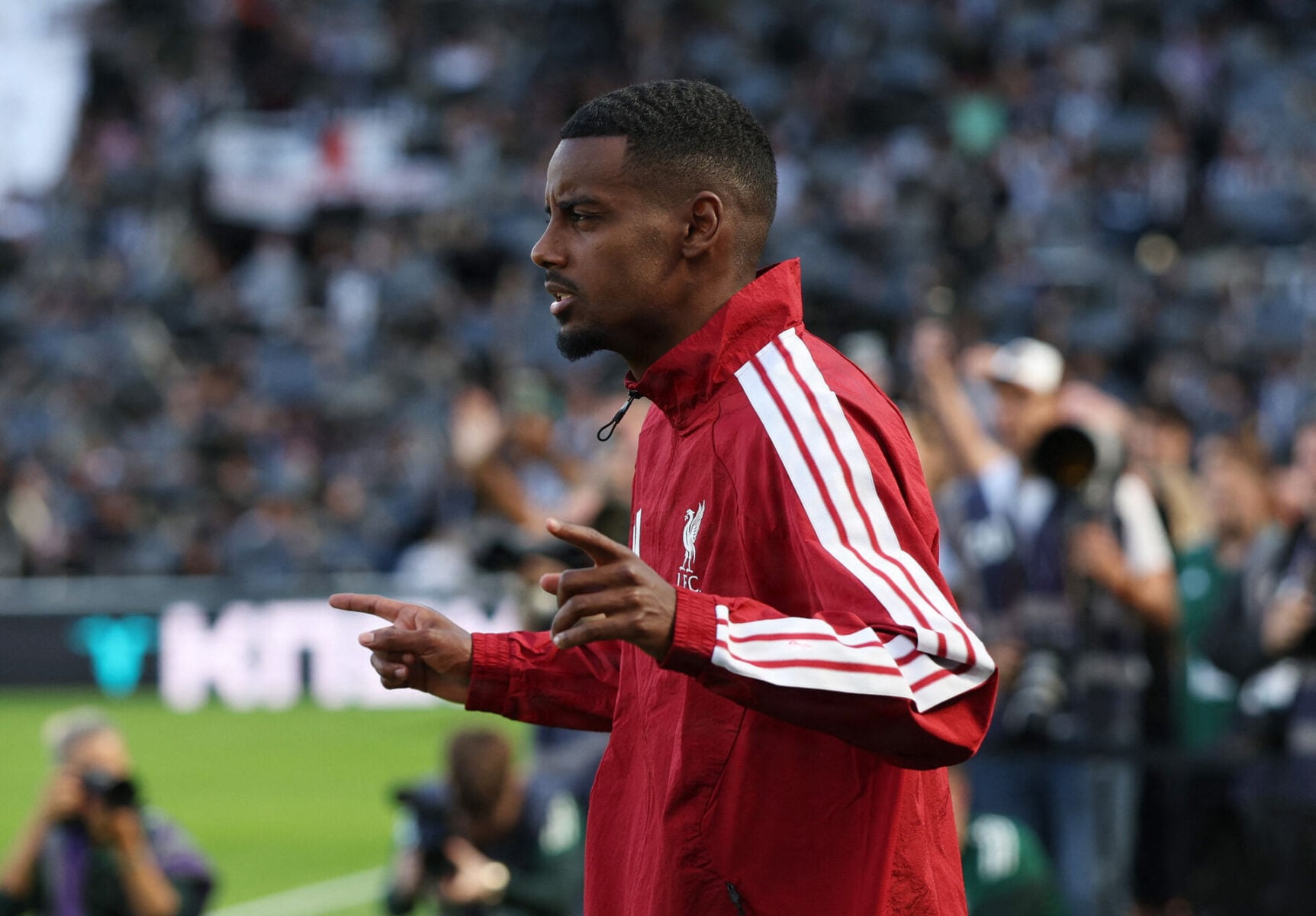 Alexander Isak fik en brutal velkomst.