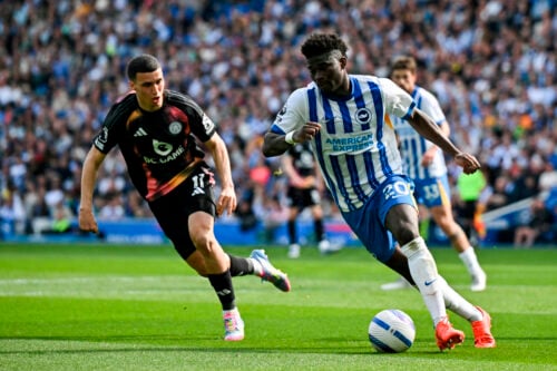 Manchester United har hentet Carlos Baleba fra Brighton, hvor han nu bliver udstyret med et opsigtsvækkende trøjenummer.