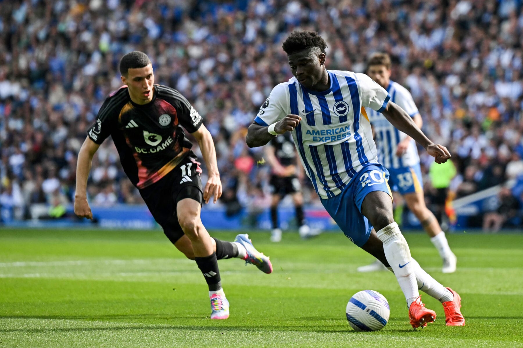 Manchester United har hentet Carlos Baleba fra Brighton, hvor han nu bliver udstyret med et opsigtsvækkende trøjenummer.