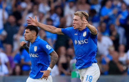 Rasmus Højlund løb med overskrifterne for Napoli, der søndag kom i problemer mod Como i Serie A's anden spillerunde.