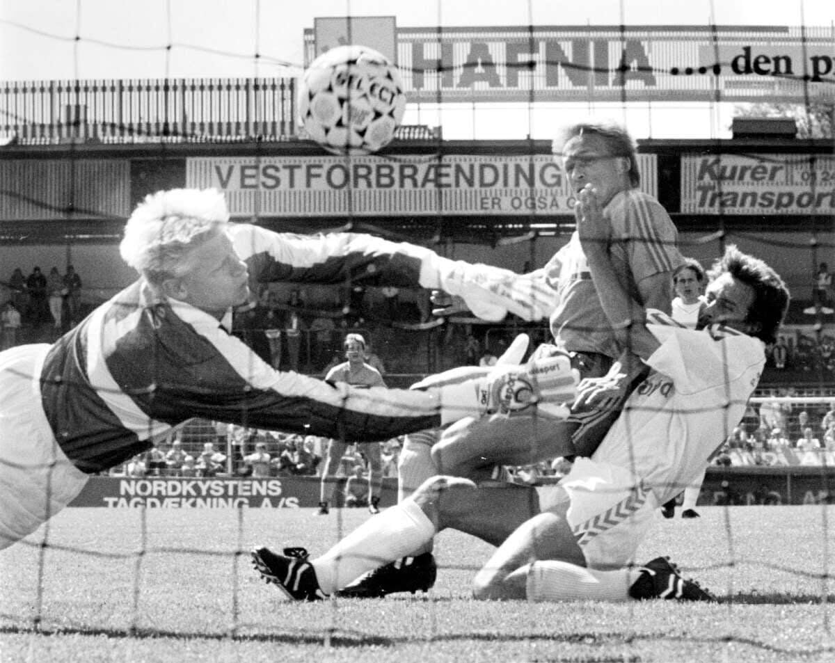 Klaus Erik Granlund fylder 69 år i dag. Angriberen præsterede et hattrick på selveste Peter Schmeichel i Ikast-dagene.