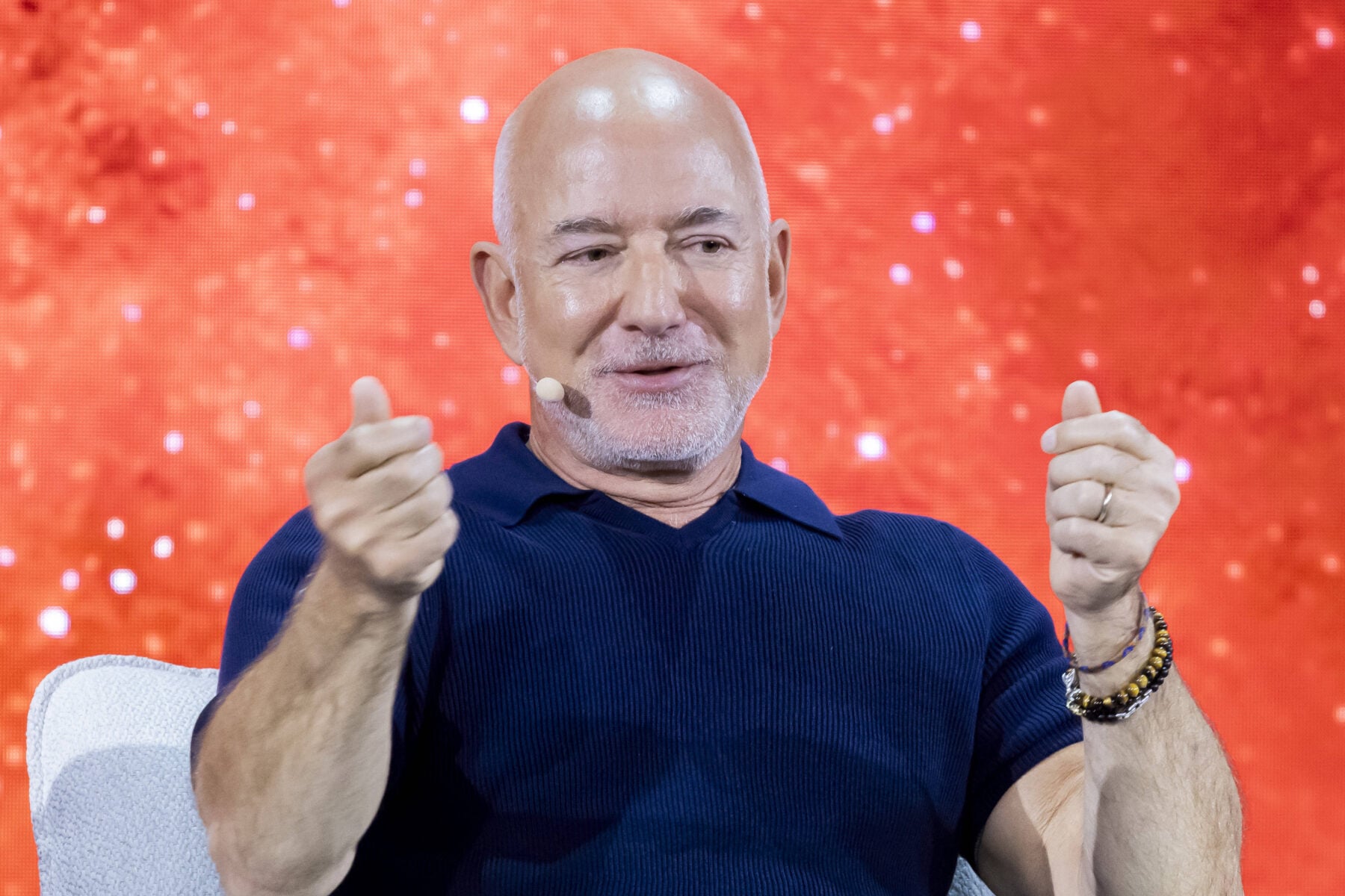 Jeff Bezos køber sig ind i Liverpool.