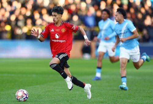 JJ Gabriel må ikke skrive kontrakt med Manchester United endnu.