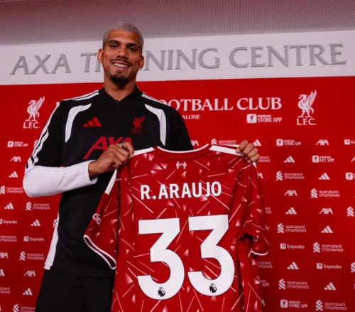Ronald Araujo er skiftet til Liverpool.