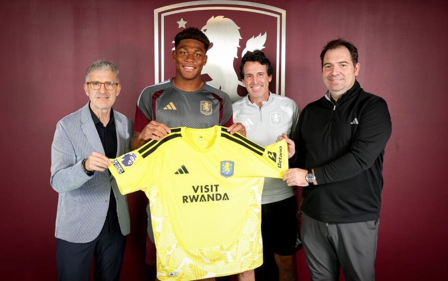 Aston Villa har sikret sig en markant forstærkning mellem stængerne. Det betyder samtidig, at Emiliano Martínez skal videre.