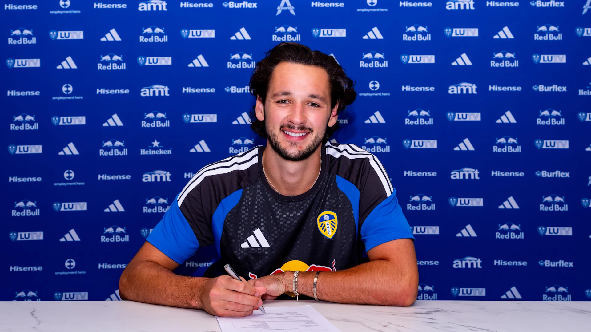 Leeds United har præsenteret ny spiller.