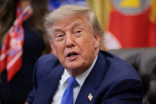 Donald Trump bakker op om Infantino.