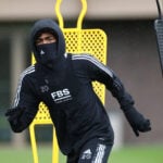 AGF slipper dog for at møde Hamza Choudhury.