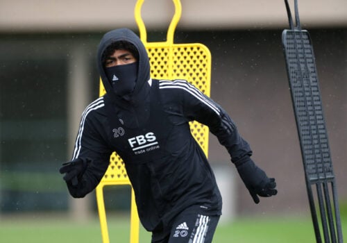 AGF slipper dog for at møde Hamza Choudhury.