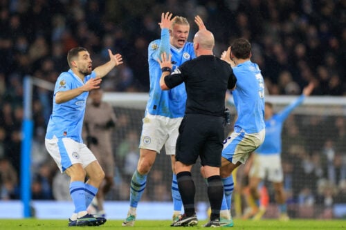 Premier League tager et markant skridt mod større åbenhed omkring dommernes arbejde i den kommende sæson. Det skriver The Times.