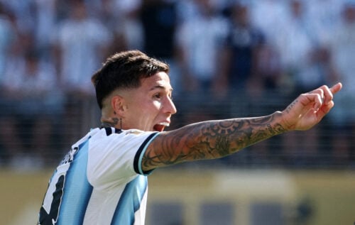 Manchester City har slået til med et af transfervinduets mest opsigtsvækkende køb og hentet Enzo Fernández fra Chelsea for et astronomisk beløb.