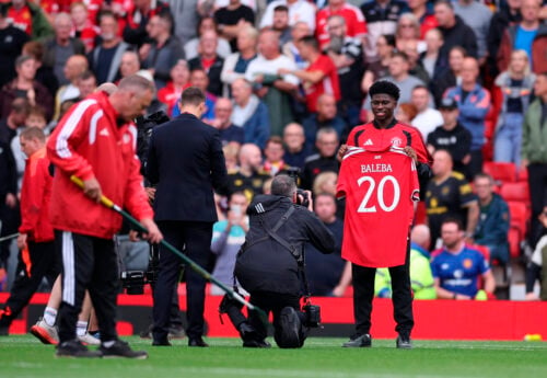 Manchester Uniteds nye storkøb Carlos Baleba er endnu ikke klar til at tørne ud for klubben. Nu er der nyt om profilens skade.