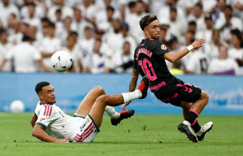 Trent Alexander-Arnold står ifølge de seneste meldinger til at starte på bænken, når Real Madrid fredag aften møder Real Betis i La Liga.