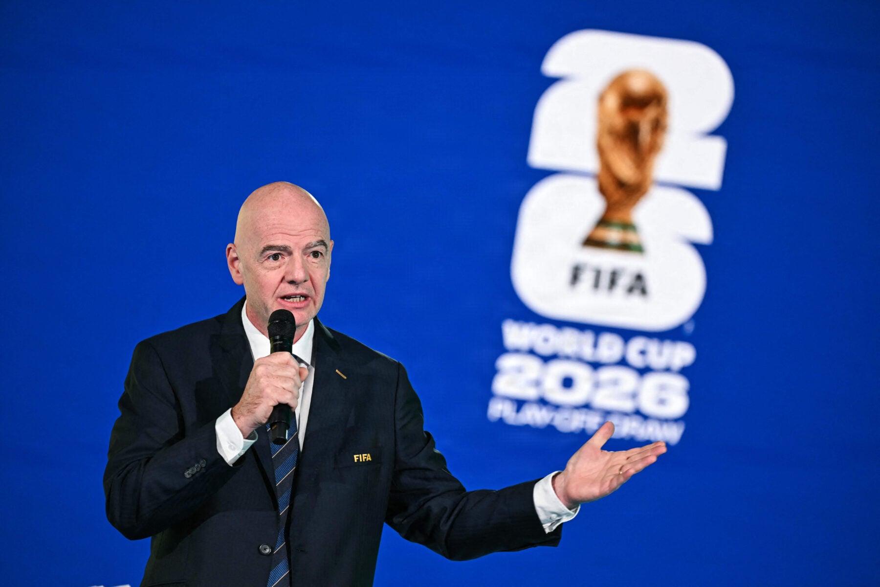 Gianni Infantino er kommet under betydeligt pres, da flere europæiske fodboldforbund vender den tidligere så magtfulde FIFA-præsident ryggen.