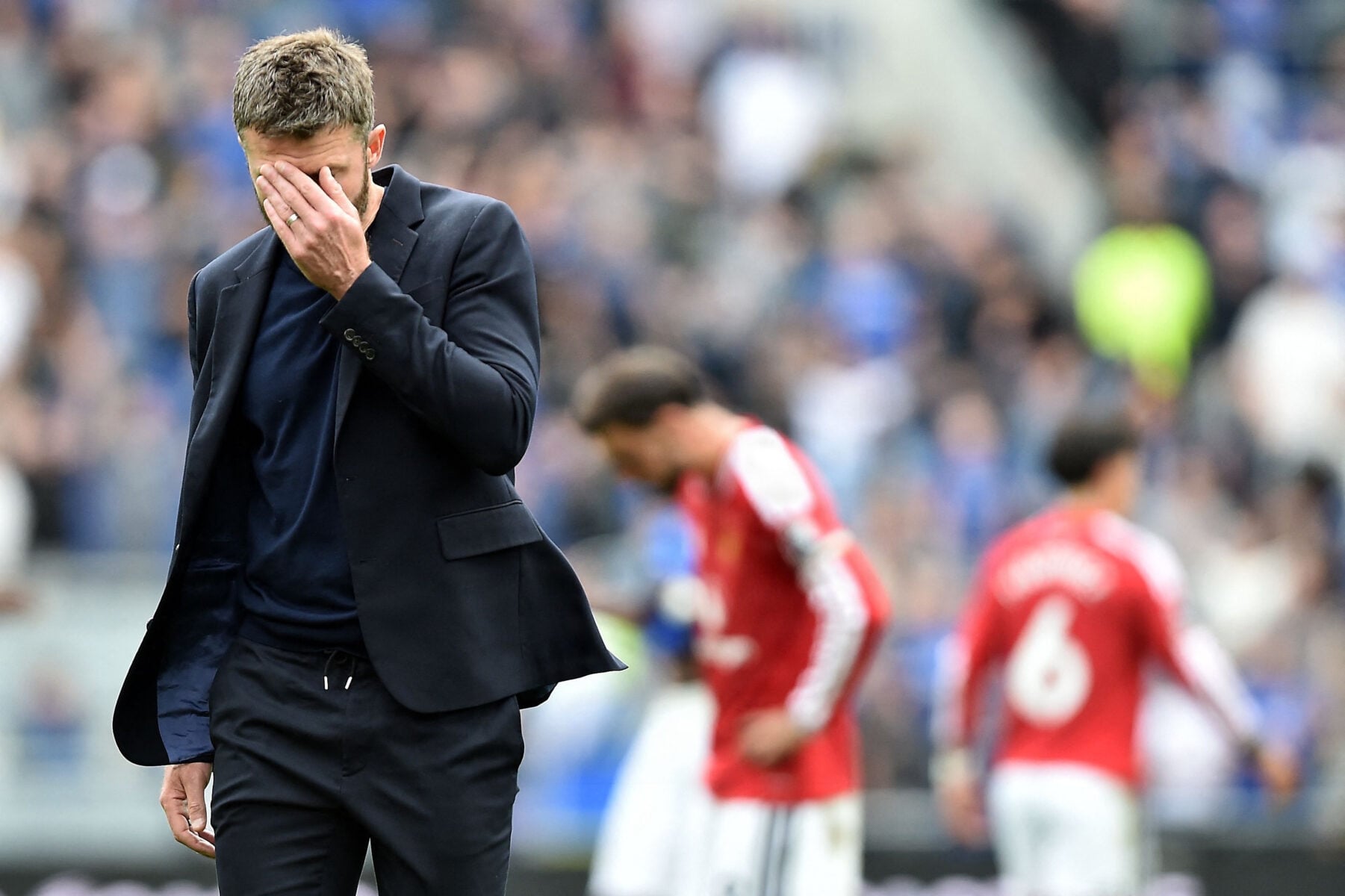 Manchester United måtte søndag nøjes med 2-2 mod Everton efter en dramatisk afslutning på Premier League-opgøret.