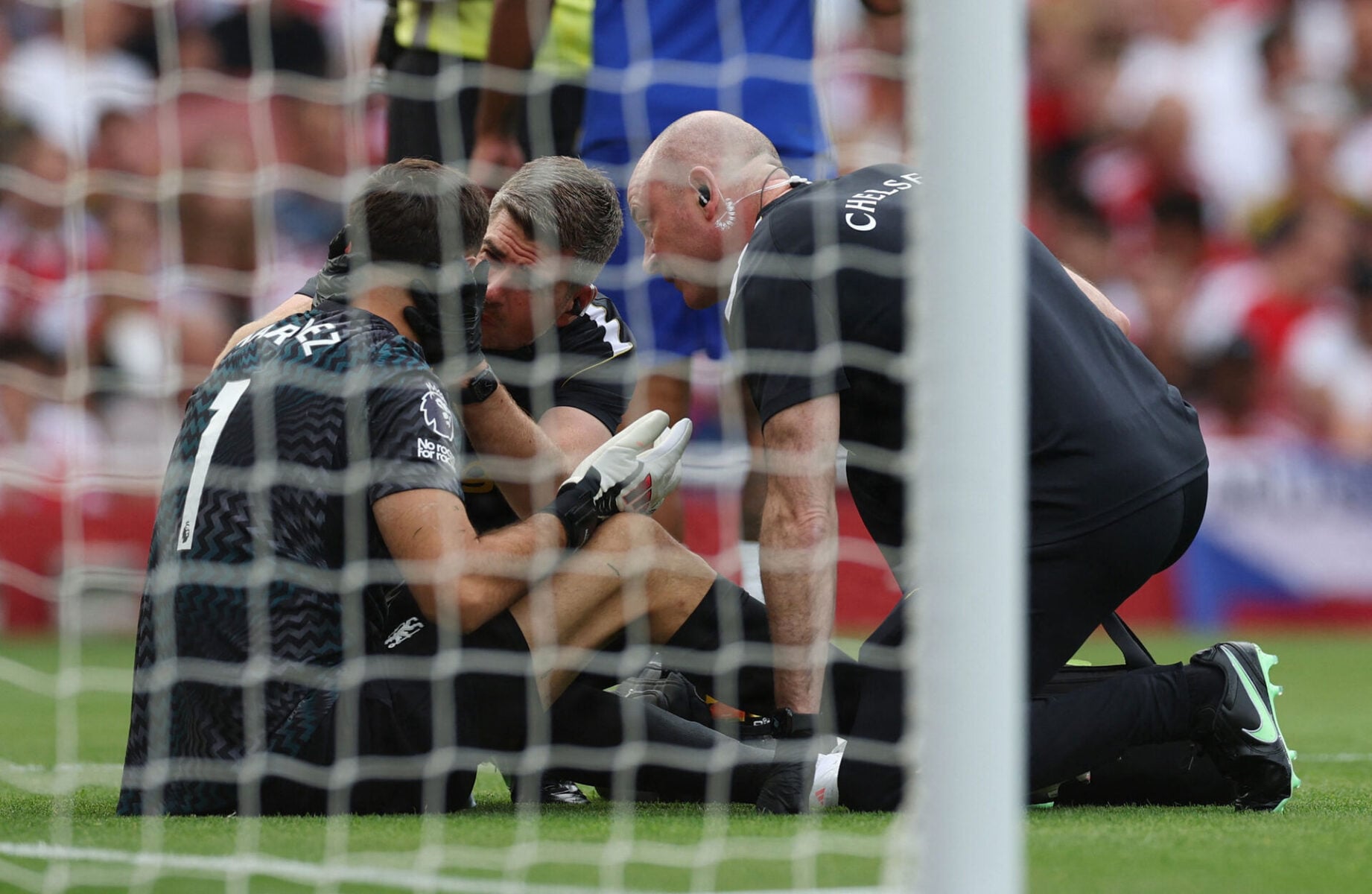 Emiliano Martinez bliver svinet til.