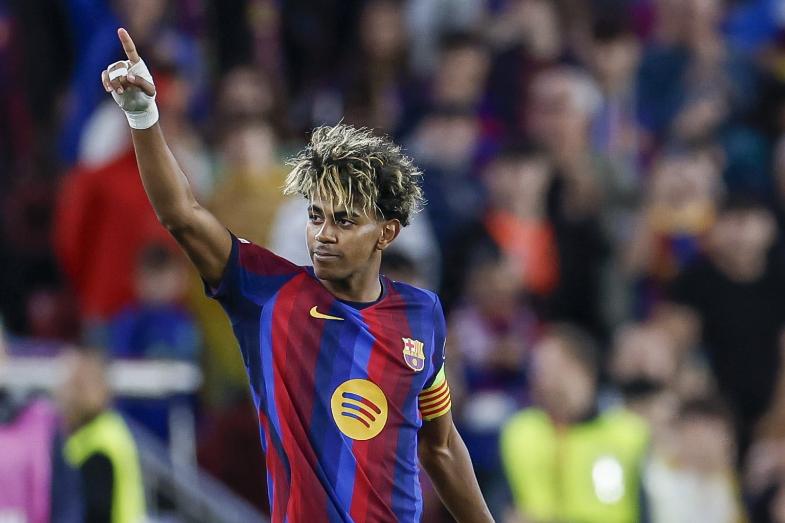 Lamine Yamal og FC Barcelona kom godt fra start i Champions League, hvor de slog Feyenoord stort. Nu overgår guldfuglen også Mbappé.