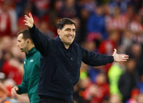 Andoni Iraola og Liverpool spiller lige nu mod Fulham i Premier League, hvor kampstart var klokken 16.00. Her er historien om de tapede fingre.