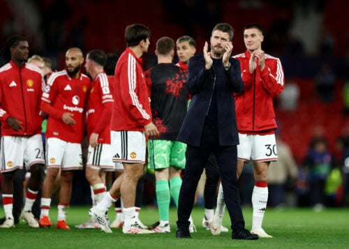 Manchester United gør klar til at krydse klinger med Manchester City i Premier League i aften, men nu møder de modstand uden for banen.