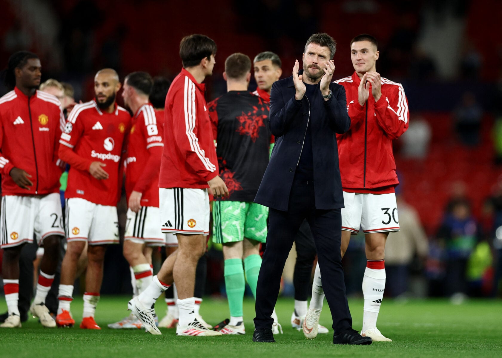 Manchester United gør klar til at krydse klinger med Manchester City i Premier League i aften, men nu møder de modstand uden for banen.