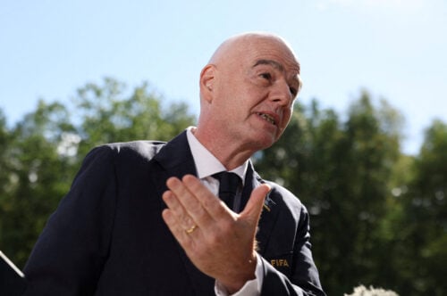 Gianni Infantino forsøger at imødekomme kritikken af FIFA, men flere af Europas største fodboldforbund lader sig ikke overbevise.