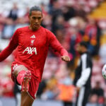 Virgil van Dijk fortsætter på det hollandske landshold. Den 35-årige Liverpool-forsvarer er udtaget til Xavi Hernández' første trup som landstræner.