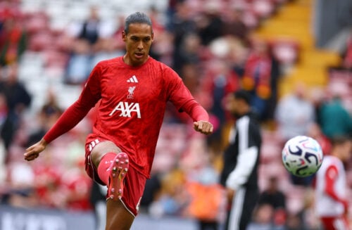 Virgil van Dijk fortsætter på det hollandske landshold. Den 35-årige Liverpool-forsvarer er udtaget til Xavi Hernández' første trup som landstræner.