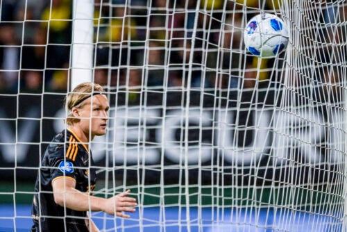 Kasper Dolberg skulle ikke bruge mange minutter på banen, før han kunne notere sig for sæsonens første ligamål i Ajax.