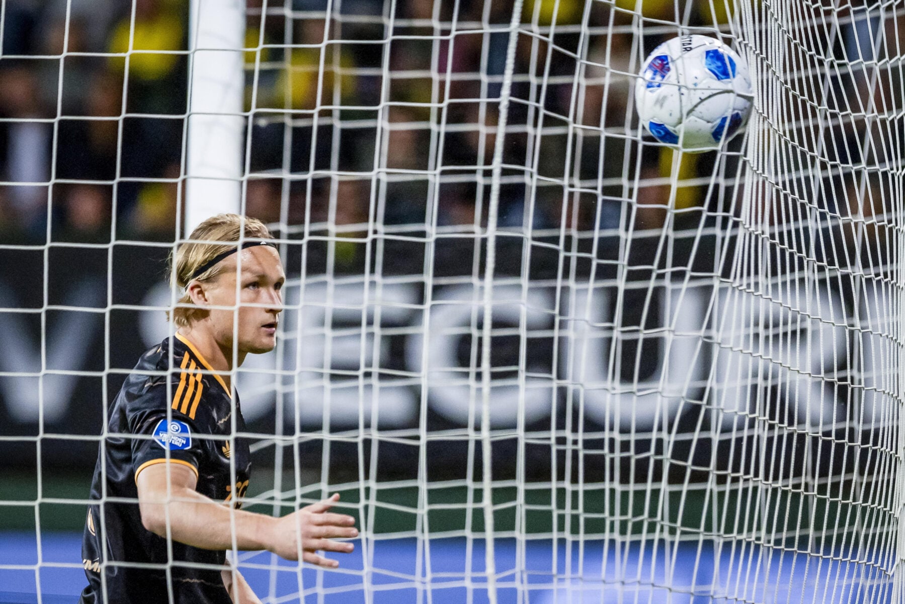 Kasper Dolberg skulle ikke bruge mange minutter på banen, før han kunne notere sig for sæsonens første ligamål i Ajax.