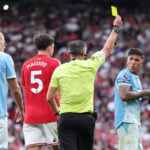 Howard Webb lægger sig fladt ned.