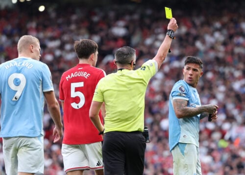Howard Webb lægger sig fladt ned.
