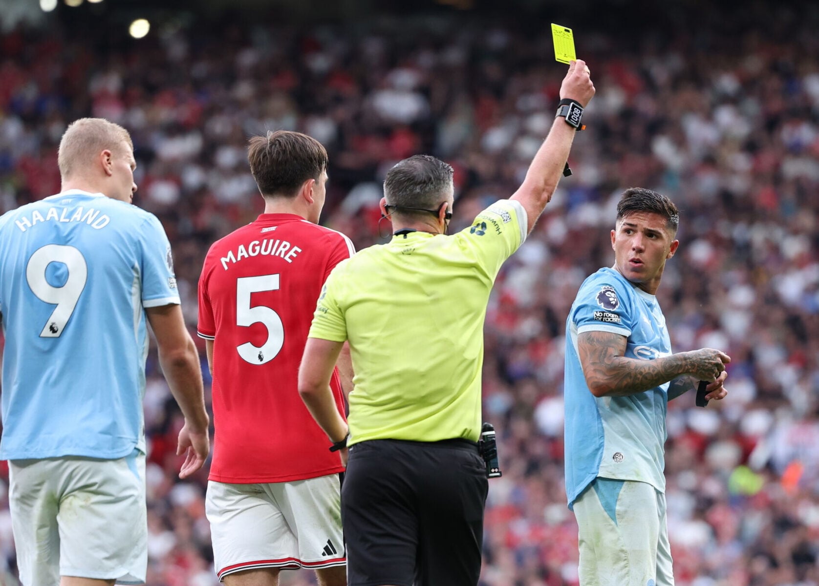 Howard Webb lægger sig fladt ned.