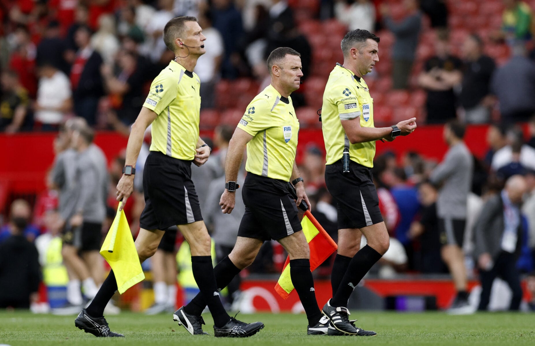 Michael Oliver og VAR-dommer Matt Donohue var centrale figurer i den kontroversielle afslutning på Manchester-derbyet.