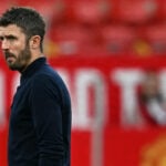 Michael Carrick får kritik efter Manchester-derbyet, hvor særligt én beslutning bliver fremhævet som afgørende for nederlaget.
