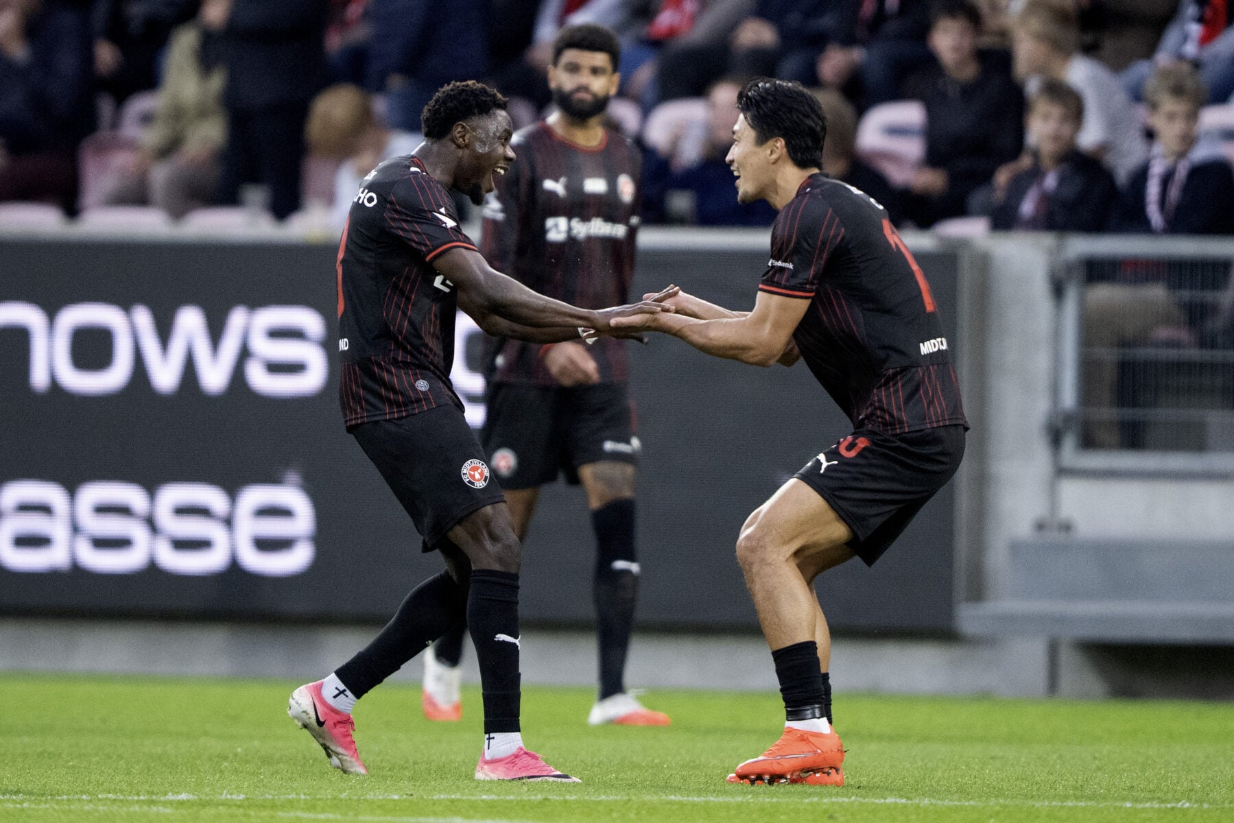 FC Midtjylland (FCM) skal tidligere i aktion end først planlagt, når Superligaen gør plads til en lang landsholdstermin.