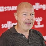 Brian Riemer vil ikke afsløre, hvem der skal vogte det danske mål, når Norge venter i Nations League på torsdag.