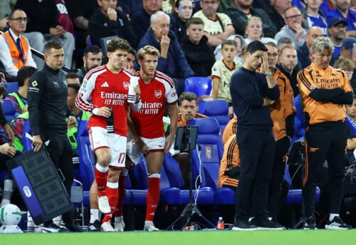 Arsenal fik en lussing mod Brighton, hvor især én profil modtog markant kritik efter 3-0-nederlaget. I samme tid er to nye aftaler på vej.