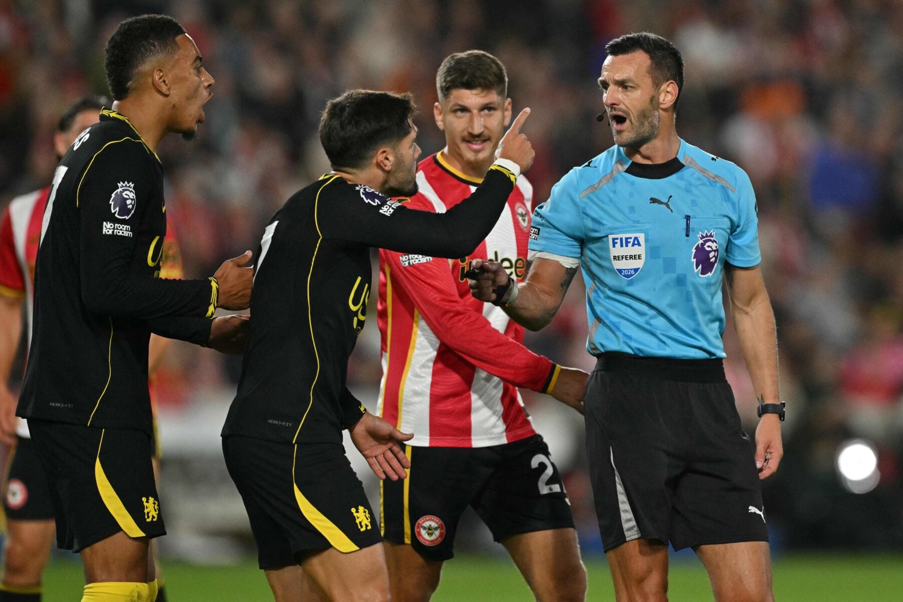 Pedro Neto havde langt fra sin bedste aften, da Chelsea fredag blev sendt hjem fra Brentford med et tungt 0-3-nederlag.
