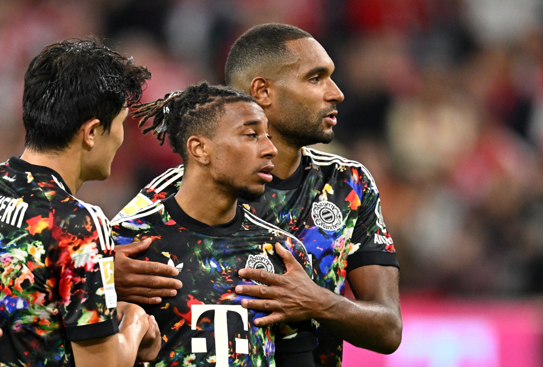 Michael Olise fortsætter med at imponere i Bayern München, som kæmper med næb og kløer for at holde fast i den store stjernespiller.