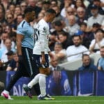 Tottenham har fået endnu et skadesproblem i en allerede vanskelig periode. Det sker midt i kampen mod Aston Villa.