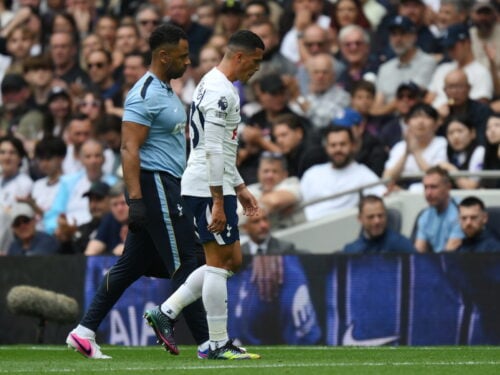 Tottenham har fået endnu et skadesproblem i en allerede vanskelig periode. Det sker midt i kampen mod Aston Villa.