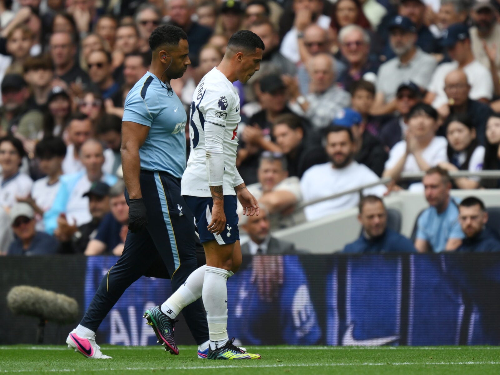 Tottenham har fået endnu et skadesproblem i en allerede vanskelig periode. Det sker midt i kampen mod Aston Villa.