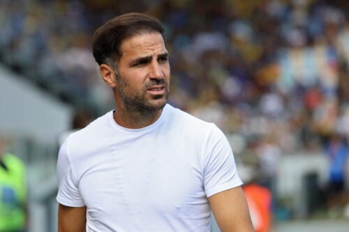 Cesc Fabregas har på kort tid gjort sig bemærket som træner, og nu bliver hans navn koblet til en af verdens største klubber.