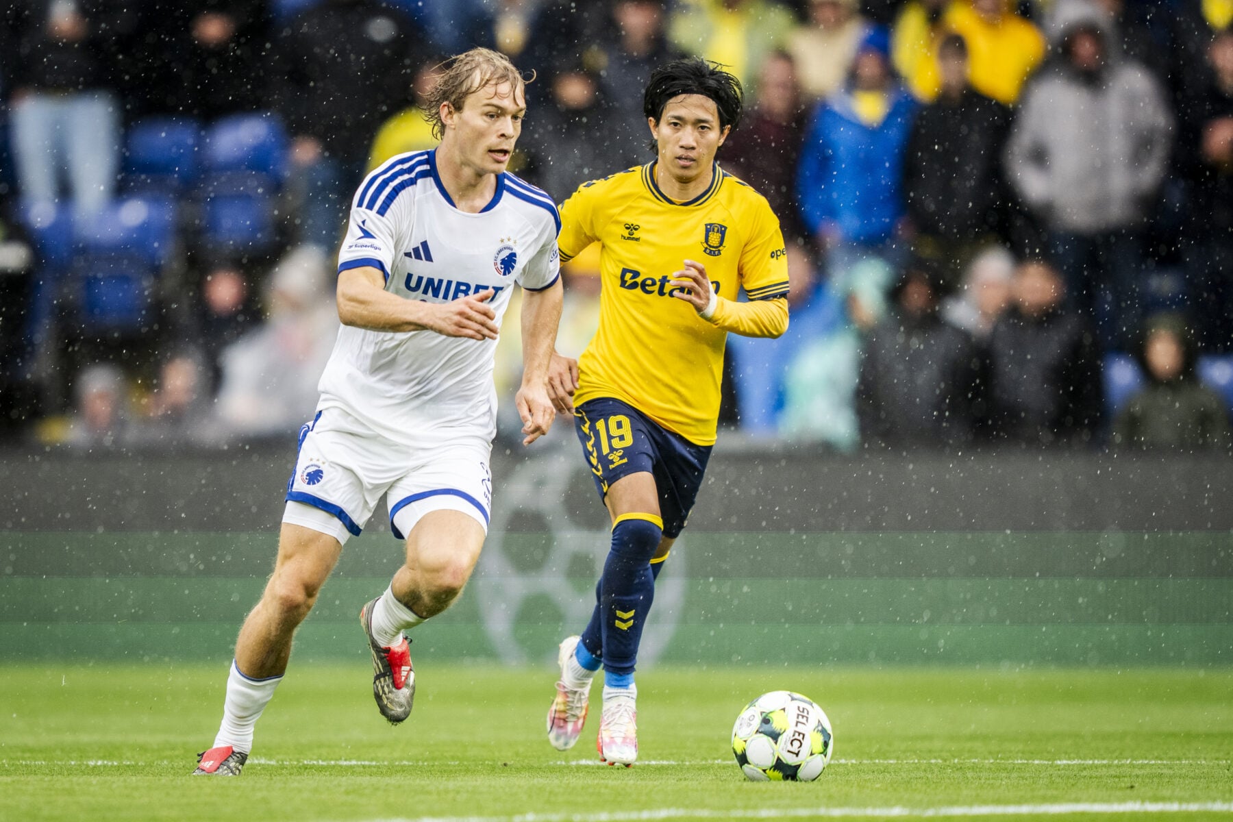 Mads Emil Madsen og F.C. København kunne søndag aften juble i Brøndbys egen hule, da Andreas Cornelius blev derbyhelten.