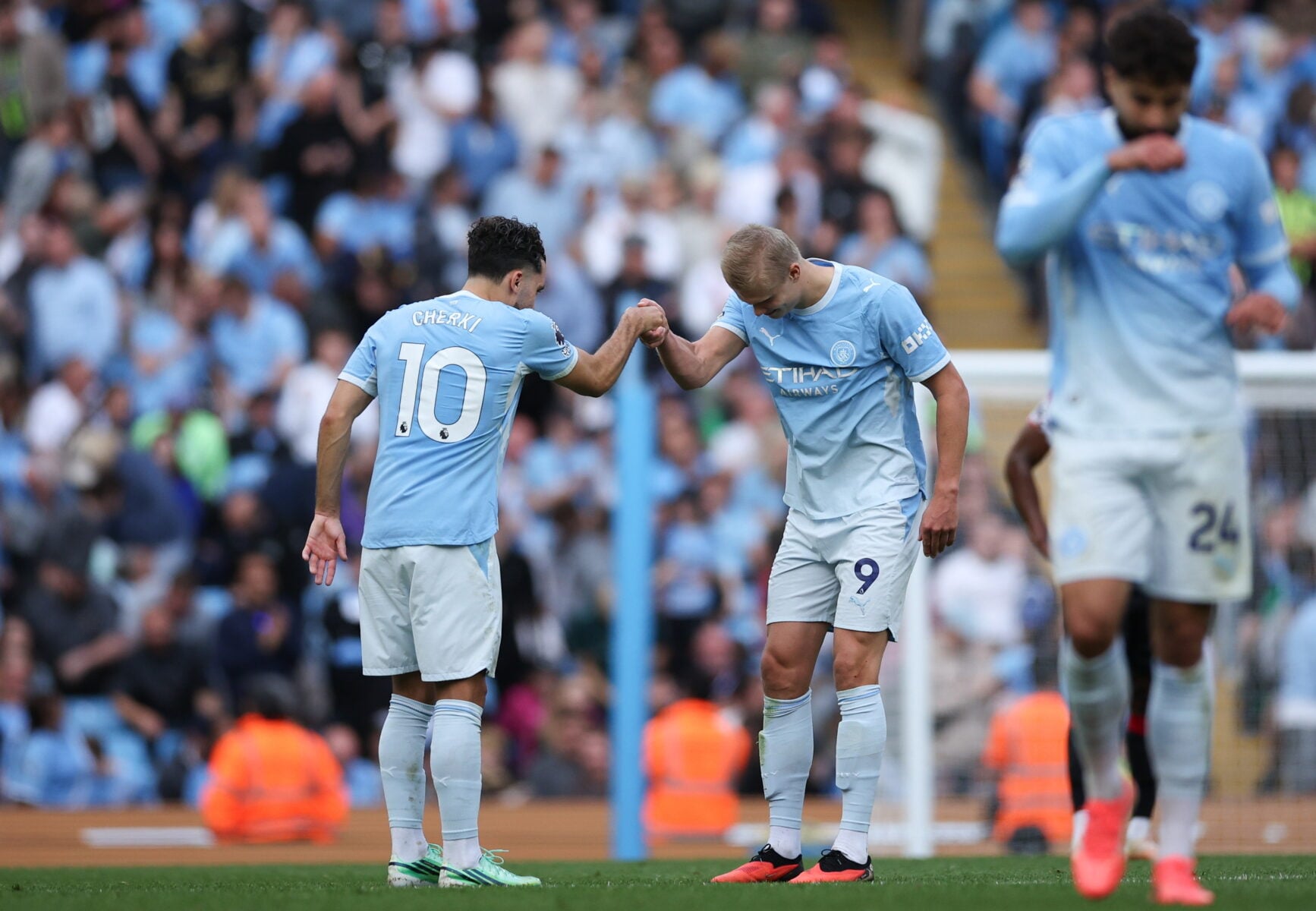 Jamie Carragher mener, at Manchester Citys nuværende ejere bør forlade klubben, hvis klubben skal lægge sagen om de økonomiske regelbrud bag sig.