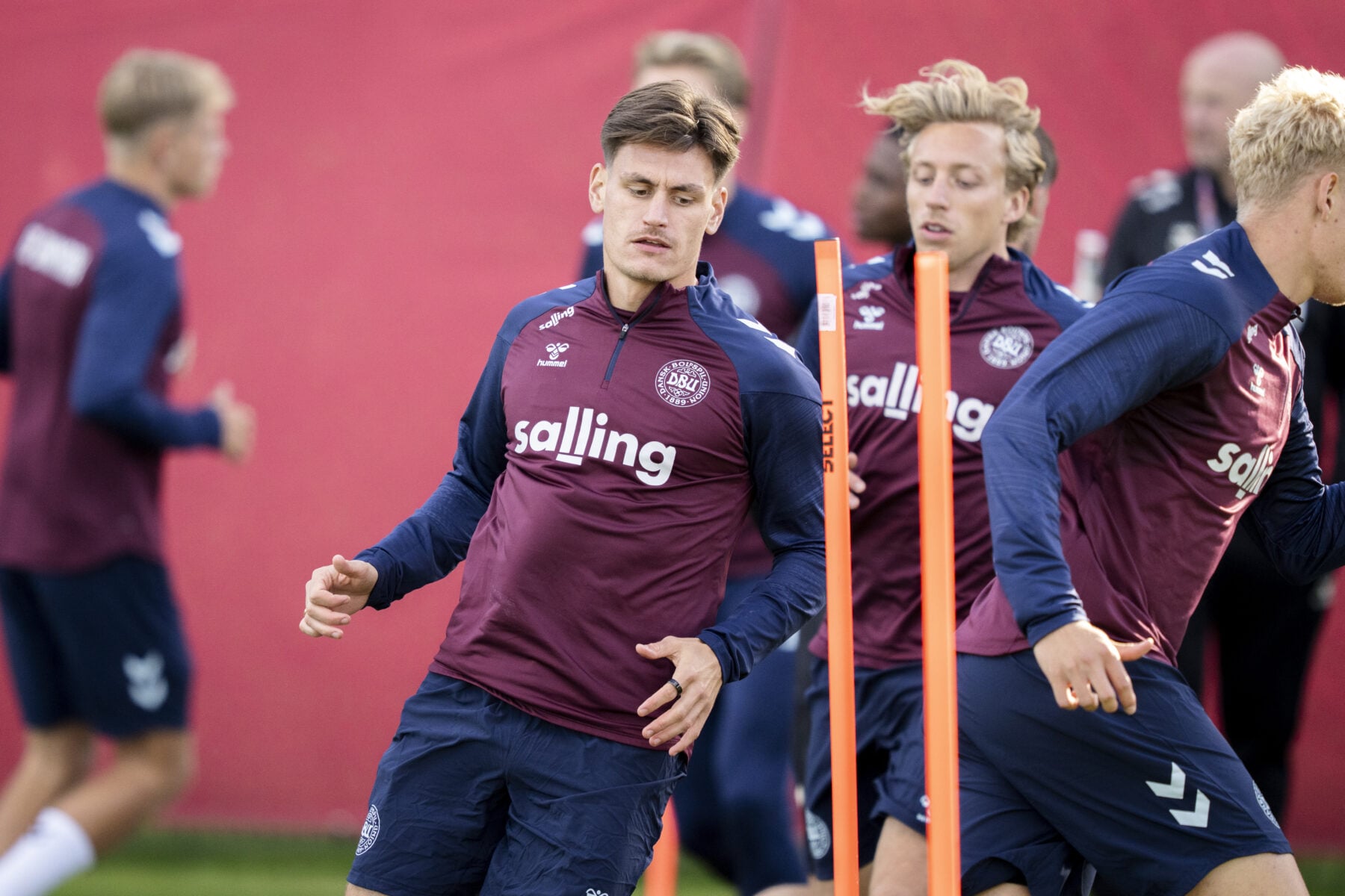 Joakim Mæhle har oplevet den mørke side af fodbolden på tæt hold. Nu taler danskeren ud om vilde trusler rettet mod ham efter nedrykningen.