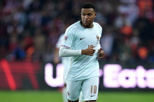 Kylian Mbappé har pådraget sig en knæskade under Frankrigs Nations League-opgør mod Tyrkiet. Nu bliver Real Madrid-stjernen sendt hjem.