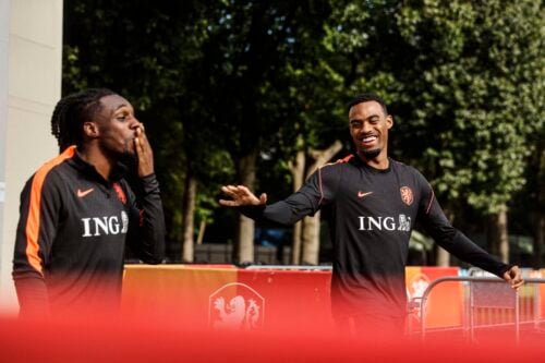 Liverpool-spilleren Jeremie Frimpong kommer ikke i aktion, når Holland søndag klokken 18.00 møder Serbien i Nations League.