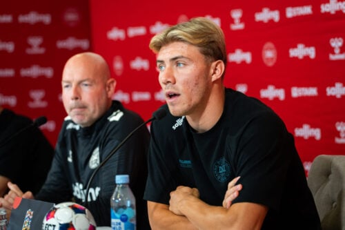 Danmark krydser klinger med Wales i Nations League søndag klokken 18.00, hvor landstræner Brian Riemer har brug for en sejr efter nederlaget til Norge.